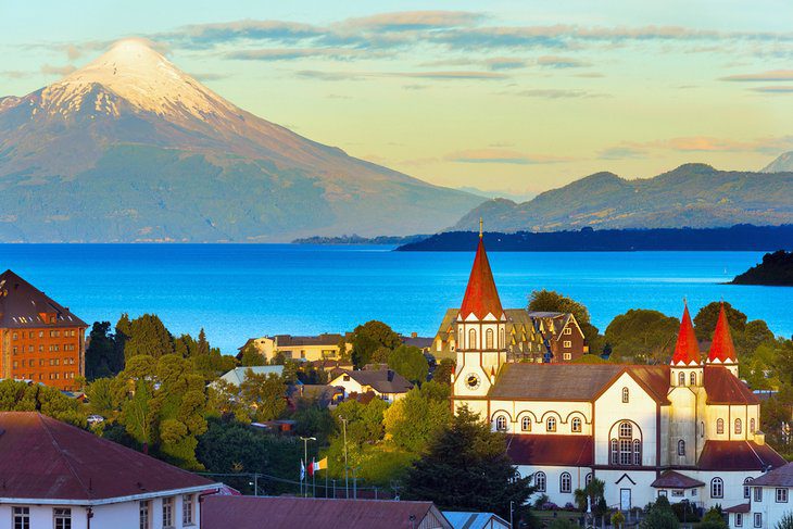 Puerto Varas vid stranden av sjön Llanquihue i det chilenska sjödistriktet