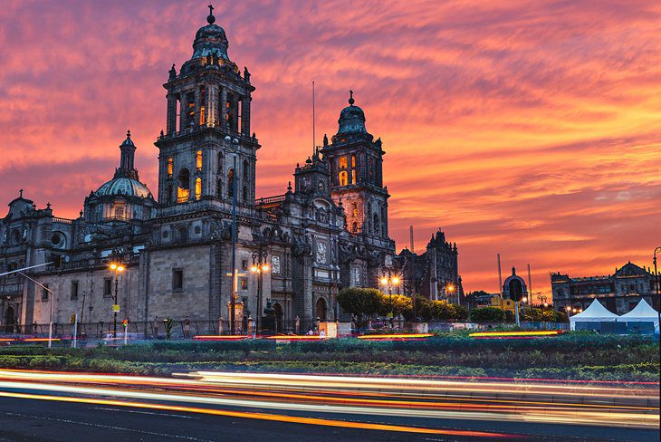 Soluppgång över Metropolitan Cathedral i Mexico City
