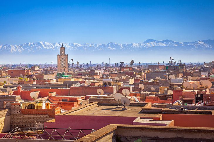 Marrakech medina med Atlasbergen i fjärran